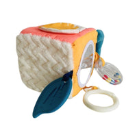 Cube d'activités en tissu avec différentes couleurs et textures à manipuler