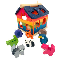 Maison des Formes en bois aux couleurs arc-en-ciel, peuplée d'animaux de la jungle !