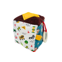 Cube d'éveil en tissu avec différentes couleurs et textures à manipuler !
